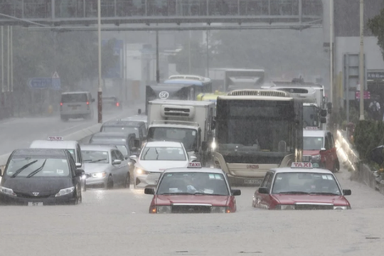 Cận cảnh ngập lụt khủng khiếp ở Hồng Kông