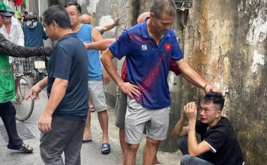 Sau tiếng hô hoán, người dân lập vòng vây "quây" thanh niên cướp tiệm vàng ở Hà Nội