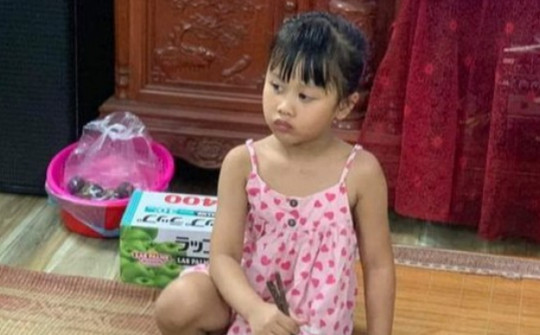 Hà Nội: Bé gái xinh xắn bị bỏ rơi trong đêm tối, kèm mẩu giấy ghi nội dung 'lạ'