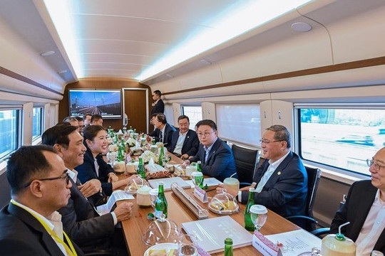 Indonesia chạy thử tuyến cao tốc nhanh nhất ĐNÁ, Thủ tướng Lý Cường tán dương: Chất lượng như tàu ở Trung Quốc