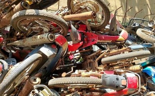 Nghìn xe máy bị "bỏ quên", chất đống ở sân bay Tân Sơn Nhất và Bến xe Miền Đông