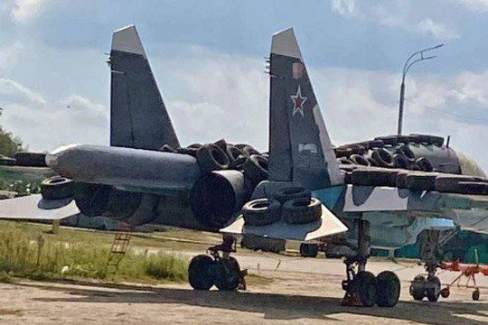 Tiêm kích Su-34 của Nga được ngụy trang bằng... lốp xe