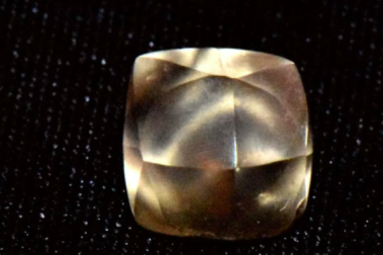 Bé gái 7 tuổi phát hiện viên kim cương 2,95 carat khi đi thăm công viên