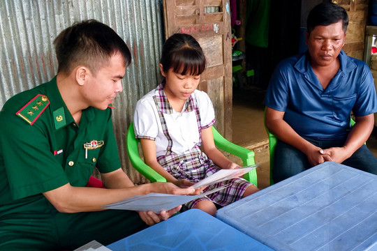 Học trò Khmer đến trường bằng lương bộ đội