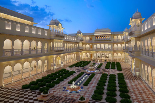 Tỷ phú Ấn Độ xây khách sạn đẹp như hoàng cung