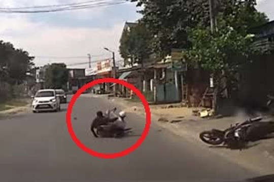 Clip: Vượt ô tô không đúng lúc, 3 người đi xe máy “đầu trần” ngã văng đè lên nhau