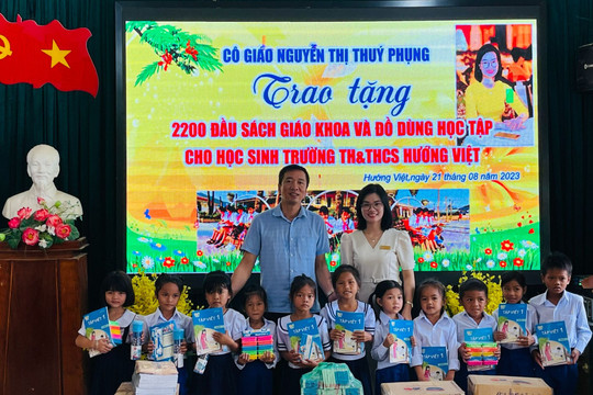 Cô giáo tặng hàng nghìn đầu sách cho học sinh