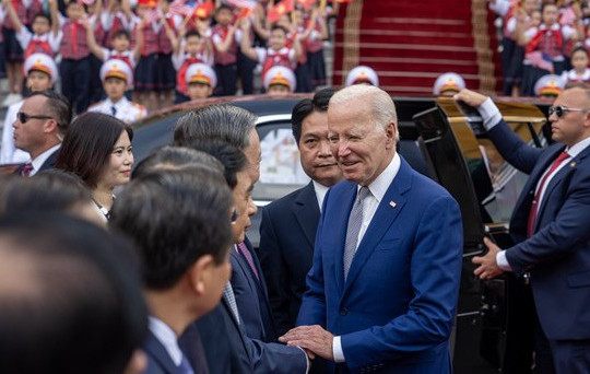 Tổng thống Biden đăng "tweet" cảm ơn, nói chuyến thăm Việt Nam là lịch sử
