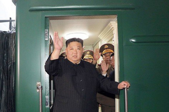 Ông Kim Jong-un xuống tàu để gặp quan chức vùng biên giới Nga