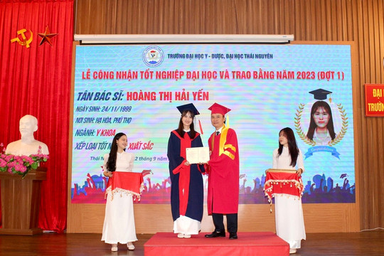 Đại học Y - Dược Thái Nguyên trao bằng Bác sĩ Y khoa cho hơn 300 sinh viên