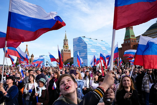 50 lá cờ đồng loạt được kéo lên trên tàu Nga: Thủ đô Moscow ngập tràn hoa và ánh sáng, chuyển mình rực rỡ