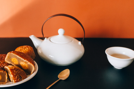 Có nên uống nước trà khi ăn bánh trung thu?