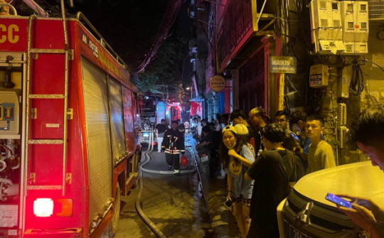 Hà Nội: Cháy lớn tại chung cư mini, nhiều người mắc kẹt, cảnh sát xuyên đêm giải cứu