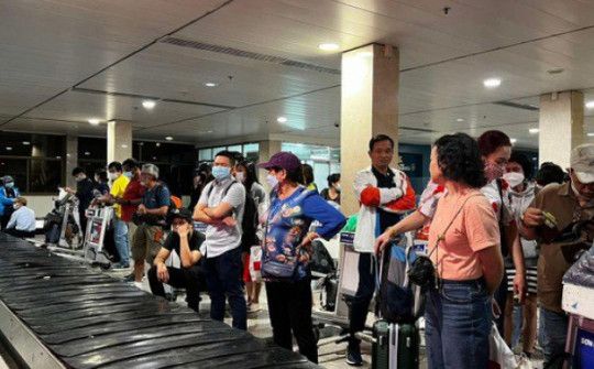 5 nhân viên bốc dỡ hành lý trộm cắp tài sản tại sân bay Nội Bài: Camera có điểm mù?