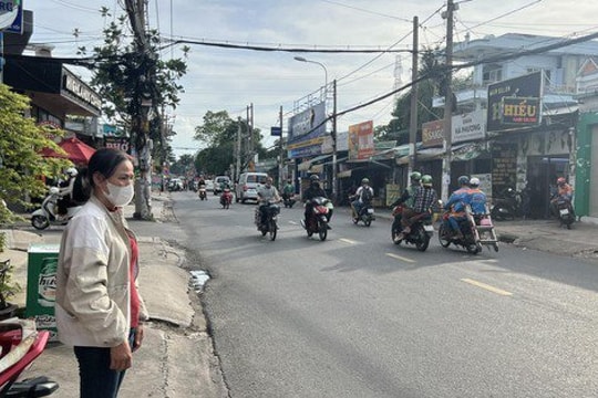 Vụ người mẹ gõ cửa từng nhà tìm nguyên nhân cái chết của con gái: Nhân chứng nói tài xế bóp còi inh ỏi