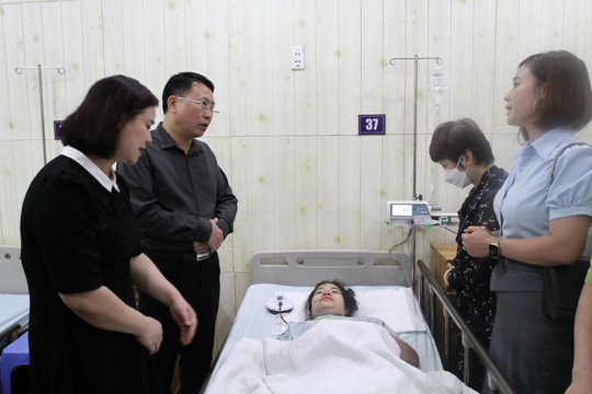 Đại diện Bộ GD&ĐT thăm hỏi các nạn nhân trong vụ cháy chung cư mini tại Hà Nội