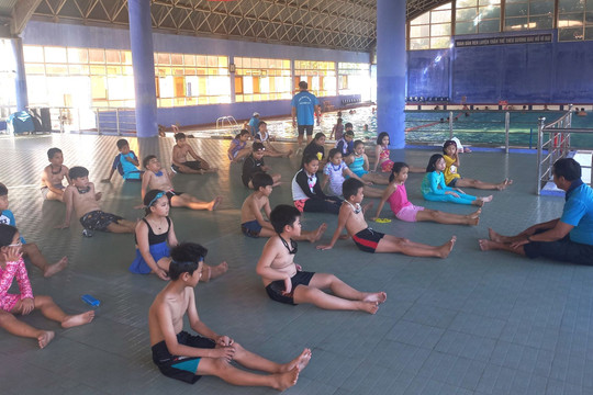 Học sinh Thừa Thiên - Huế được phổ cập bơi