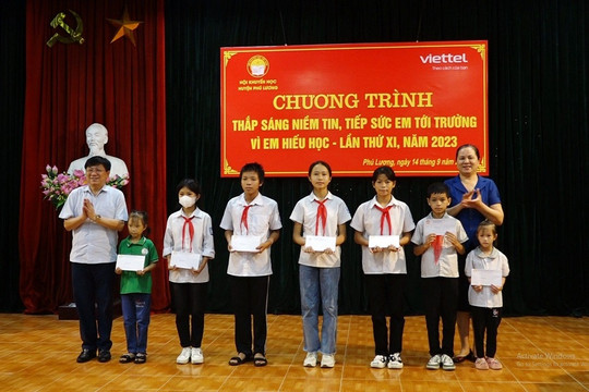 Trao học bổng cho học sinh nghèo vượt khó tại Phú Lương