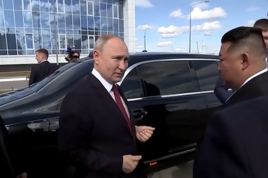 Chủ tịch Kim Jong-un được mời trải nghiệm xe limousine của Tổng thống Putin
