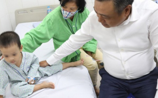 Chủ tịch Hà Nội rút ngắn chuyến công tác nước ngoài, tới bệnh viện thăm nạn nhân vụ cháy chung cư mini