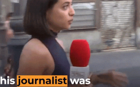 Nữ phóng viên Tây Ban Nha xinh đẹp bị sàm sỡ trên sóng trực tiếp