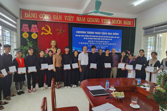 Đại sứ quán Trung Quốc tại Việt Nam tặng 15 suất học bổng cho học sinh DTNT
