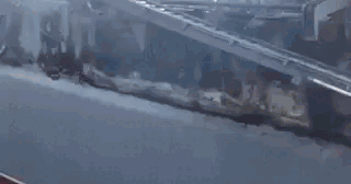 Xuất hiện video tàu đổ bộ Minsk của Nga bị hư hại nặng