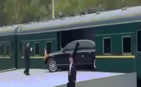 Video: Khoảnh khắc xe limousine của ông Kim Jong-un lùi vào trong đoàn tàu bọc thép