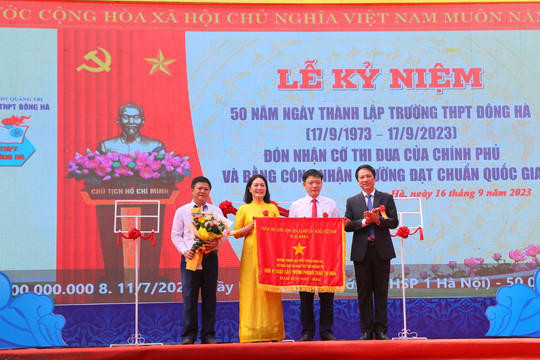 Trường THPT Đông Hà đón nhận Cờ thi đua của Chính phủ