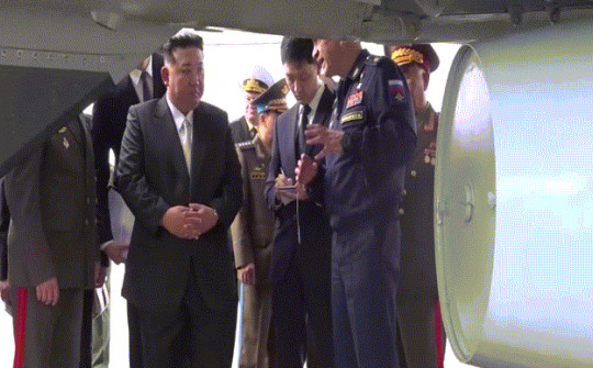 Video: Biểu cảm của ông Kim Jong Un khi xem loạt vũ khí mạnh bậc nhất Nga