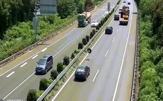 Video: Lốp xe tải văng ra đập nát kính chắn gió xe BMW đang di chuyển trên cao tốc