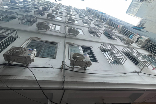 Cận cảnh những căn hộ 'nhốt người' trong các tòa chung cư mini ở Hà Nội