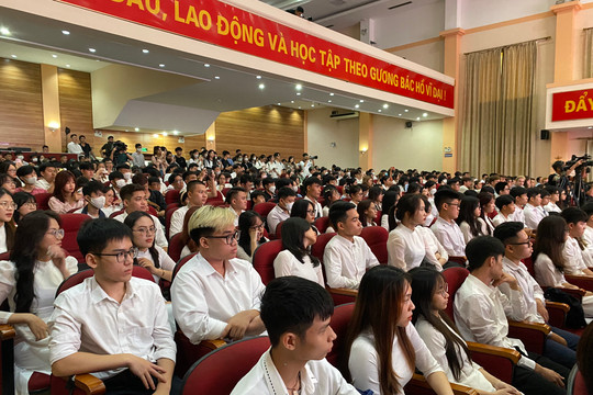 4500 tân sinh viên Trường ĐH Thuỷ lợi tham dự lễ khai giảng năm học mới