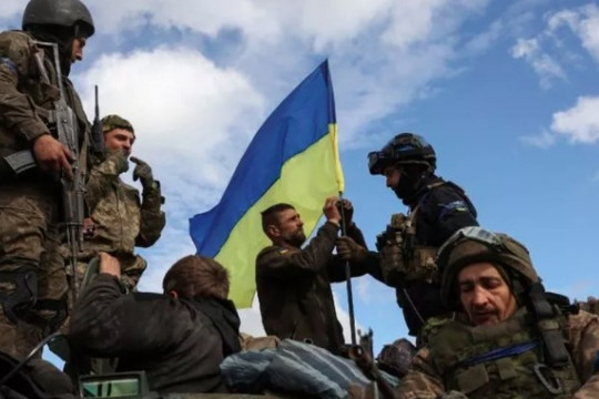 Ukraine mở rộng tấn công phòng tuyến Nga sau khi xuyên thủng lớp đầu tiên