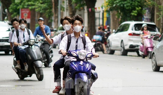 Thót tim với cảnh học sinh 'đầu trần' đi xe máy trên phố