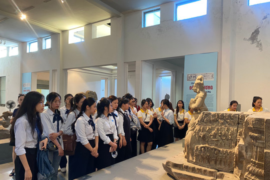 Sinh viên tìm hiểu về Phật giáo Champa qua bộ sưu tập điêu khắc Đồng Dương