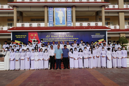 Trường huyện tỉnh Cà Mau trao thưởng 60 triệu đồng cho học sinh xuất sắc