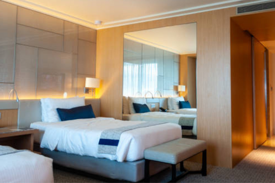 Vì sao nên kiểm tra gầm giường khi nhận phòng khách sạn?