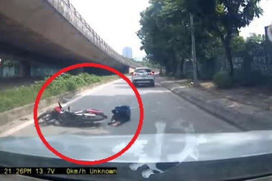 Clip: Nữ tài xế gặp nạn vì phi xe máy vào “xế hộp”, lái xe ô tô có hành động đẹp