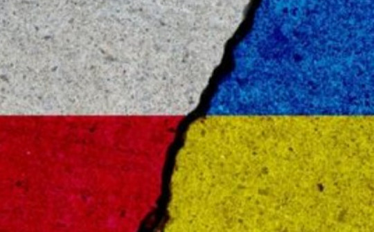 Căng thẳng leo thang, Ba Lan nêu khả năng giảm hỗ trợ cho Ukraine