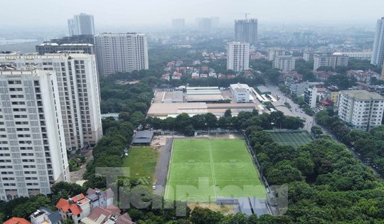 Nơi học sinh đông nhất Thủ đô: Đất trường học thành sân bóng, khu bắn cung thu tiền