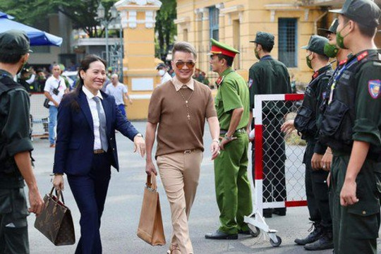 Ca sĩ Đàm Vĩnh Hưng và Vy Oanh đến phiên tòa xét xử bà Nguyễn Phương Hằng