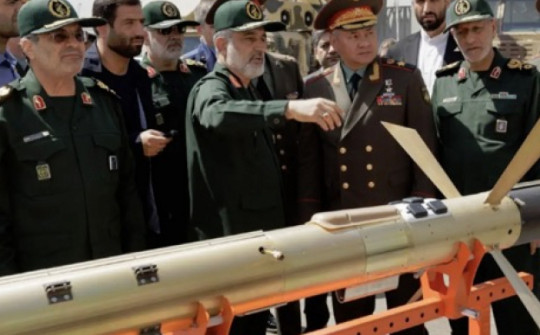 Iran tiết lộ với Bộ trưởng Quốc phòng Nga mẫu tên lửa lạ, có thể bay lượn như UAV