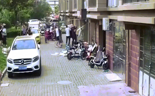 Video: Hồi hộp cảnh người dân cứu bé gái rơi từ tầng 4 chung cư