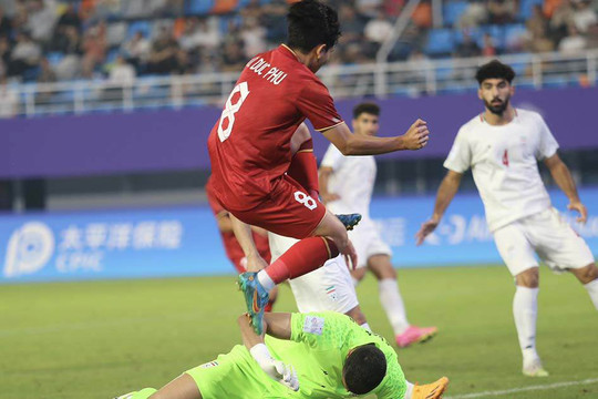 Video bóng đá U23 Việt Nam - U23 Iran: Bàn thắng sớm từ tạt cánh đánh đầu (ASIAD 19) (H1)