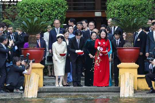 Hoàng Thái tử Nhật Bản và Công nương thăm di tích nhà sàn Bác Hồ, cho cá ăn