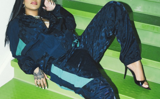 Rihanna tung bộ sưu tập mặc ở nhà cảm hứng từ bóng đá