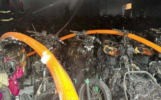 Cháy cửa hàng xe máy, hàng trăm chiếc xe bị thiêu rụi