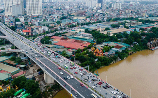 Hình ảnh giao thông "giờ cao điểm" trước và sau cầu Vĩnh Tuy 2 thông xe