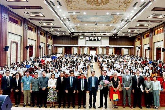 Đại sứ Hoa Kỳ tại Việt Nam trò chuyện với sinh viên Trường ĐH Kinh tế Quốc dân